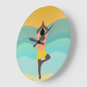 Yoga bei Sonnenaufgang am Meer ラージ壁時計 (傾斜)