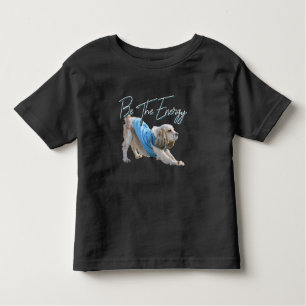 Yoga Downtown Dog – エネルギー引用文 トドラーTシャツ