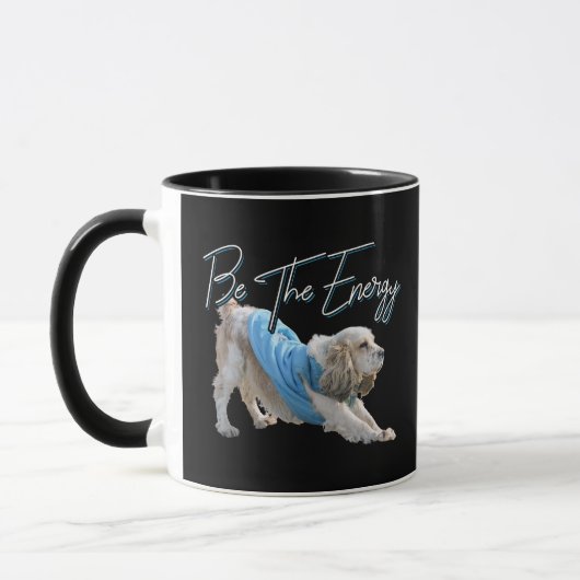 Yoga Downtown Dog – エネルギー引用文 マグカップ (左)