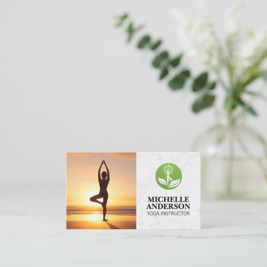Yoga Pose in the Sun | Health Mindfulness Logo 名刺 (スタンド正面)