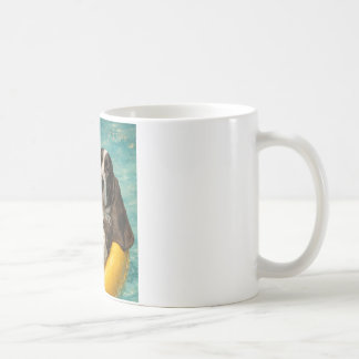 Yogi the Basset Hound Chilling at the Pool Mug コーヒーマグカップ