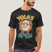 Yolks on You Funny Egg Pun Retro Design Tシャツ (正面)