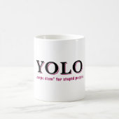 YOLO – 愚かな人のためのカルペディエム コーヒーマグカップ (中央)