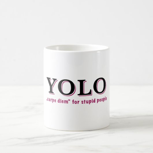 YOLO – 愚かな人のためのカルペディエム コーヒーマグカップ (中央)