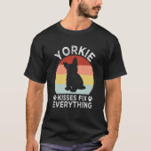 Yorkie Kisses Fix Everything Yorkshire Terrier Hum Tシャツ (正面)