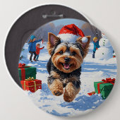 Yorkipoo Running in Snow with Christmas Hat 缶バッジ (正面&裏面)