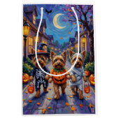 Yorkshire Terrier Dogs in Halloween Costumes ミディアムペーパーバッグ (正面)