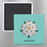 Yorkshire UK Quills White Rose 2-inの名前 マグネット<br><div class="desc">紙をクイルYorkshire白いバラが2インチの正方形のマグネットに印刷され、光ティール（緑がかった色）の背景（他の色を選択する）。提供されたテンプレートを使用して簡単に名前を変更。小さな贈り物、パーティーの好意のための完璧で、メールに軽量。100%リサイクル紙。傷とUV耐性マイラーで覆われている。詳細は、の「この製品について」を参照。紙はヨークシャーの白いバラを倒した， ©2021 Molly Smith.</div>
