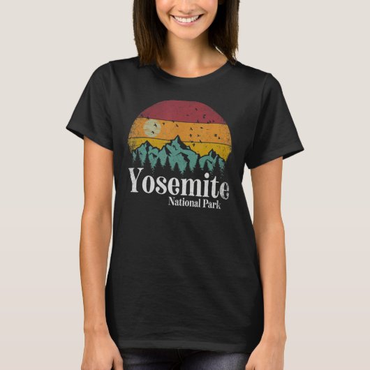 Yosemite National Park   Retro Mountain Vintage   Tシャツ (正面)