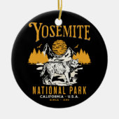 Yosemite Woodland Scenery with Retro Wolf セラミックオーナメント (正面)