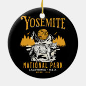 Yosemite Woodland Scenery with Retro Wolf セラミックオーナメント (裏面)