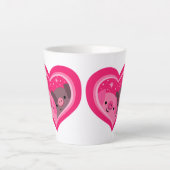 You And Me (かわいい漫画の豚) カフェラテマグ (正面)