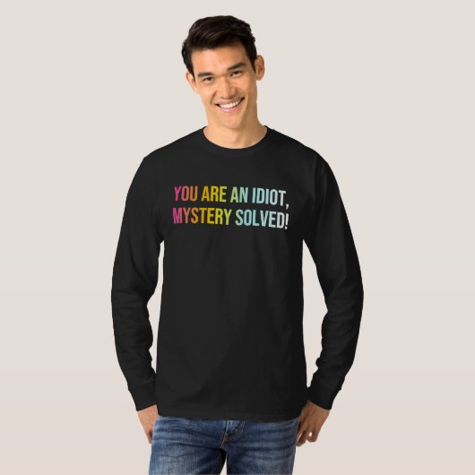 You Are An Idiot Mystery Solved Cool Sarcasm Quo Tシャツ (正面フル)