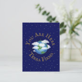 "You Are Here - Terra Firma" ユーモアのあるPlanet Earth ポストカード (スタンド正面)