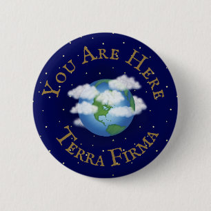 "You Are Here - Terra Firma" ユーモアのあるPlanet Earth 缶バッジ