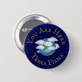 "You Are Here - Terra Firma" ユーモアのあるPlanet Earth 缶バッジ (正面&裏面)