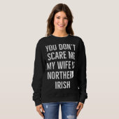 You don't scare me my wife is Northern Irish funny スウェットシャツ (正面フル)