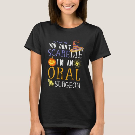 You Don't Scare Oral Surgeon Halloween Saying Fun Tシャツ (正面)