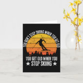 You Dont Stop Skiing When You Get Old Funny Skier  カード (黄色い花)