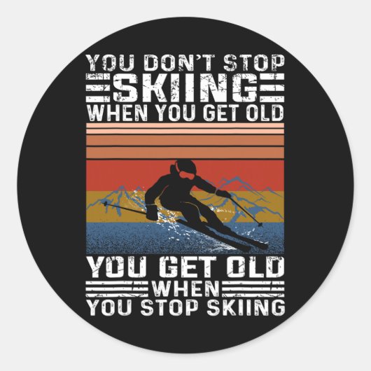 You Don't Stop Skiing When You Get Old Funny Skiin ラウンドシール (正面)