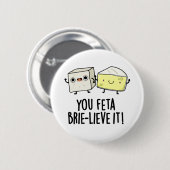 You Feta Brie-lieve It おもしろい Cheese Pun 缶バッジ (正面&裏面)