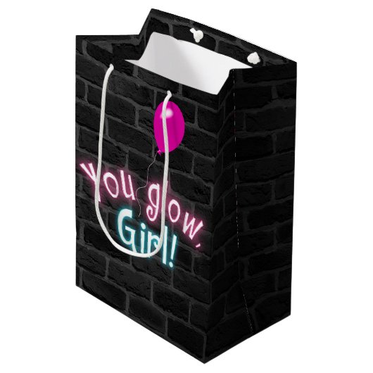 You Glow Girl Sign on Brick Wall ミディアムペーパーバッグ (正面アングル)