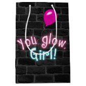 You Glow Girl Sign on Brick Wall ミディアムペーパーバッグ (正面)
