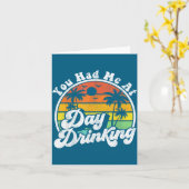 You Had Me At Day Drinking Funny Retro Beach Summe カード (黄色い花)