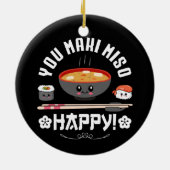 You Maki Miso Happy - Neule 日本の Cuteかわいい セラミックオーナメント (裏面)