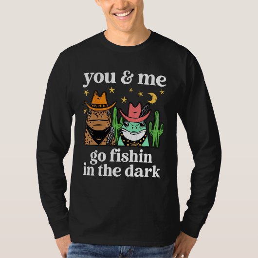 You & Me Go Fishin In The Dark Country Frogs Quote Tシャツ (正面)