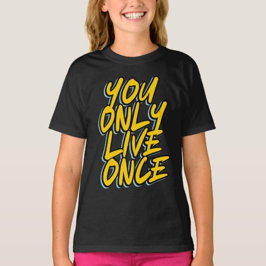 YOU ONLY LIVE ONCEタイポグラフィ文字引用文 Tシャツ (正面)