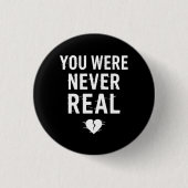 You Was Never 実在 - Glitched Brokenハートデザイン 缶バッジ (正面)