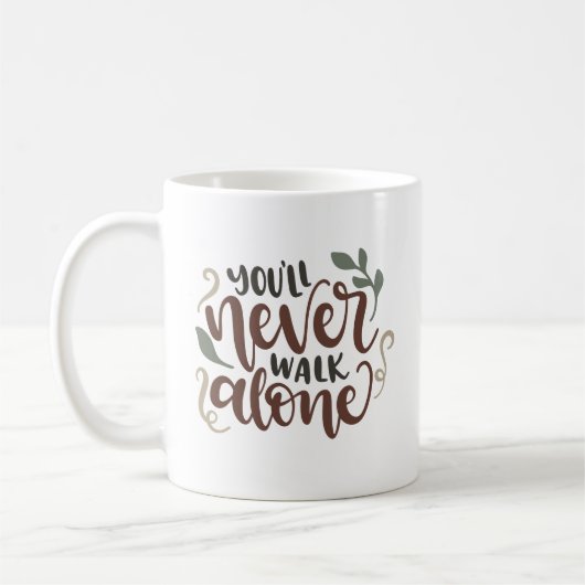 You'll Never Walk Alone – Comforting Hand-Lettered コーヒーマグカップ (左)