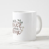 You'll Never Walk Alone – Comforting Hand-Lettered ジャンボコーヒーマグカップ (正面右)