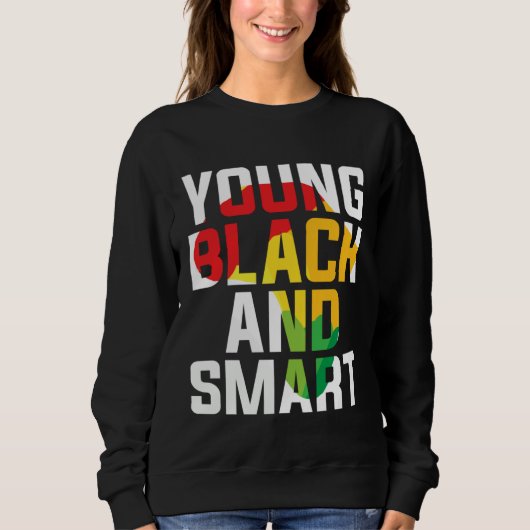 Young Black and Smart I Am The Strong African Quee スウェットシャツ (正面)