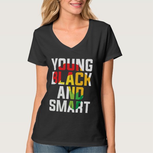 Young Black and Smart I Am The Strong African Quee Tシャツ (正面)
