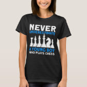 Young boy who plays Chess Chess Player Tシャツ (正面)