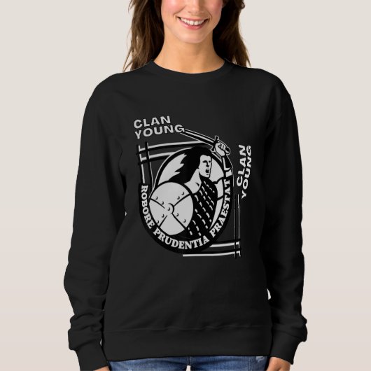 Young Clan Gaelic Motto Swordsman スウェットシャツ (正面)