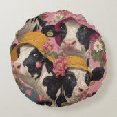 Young Cows Wearing Spring Hats In Strawberry Field ラウンドクッション (裏面)