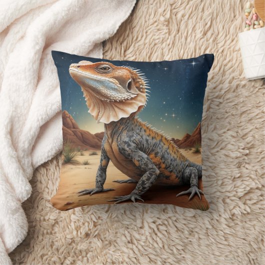 Young Frill-necked Lizard Wildlife Scene クッション (ブランケット)