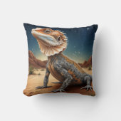 Young Frill-necked Lizard Wildlife Scene クッション (正面)