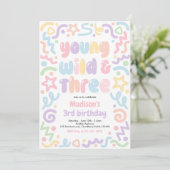 Young Wild & Three クラッカー風バルーン 3歳の誕生日 招待状 (スタンド正面)