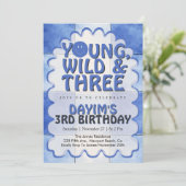 Young Wild & Three ブルー レトロな男の子 3歳の誕生日 招待状 (スタンド正面)
