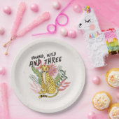 Young Wild Three Pink Cheetah Kids Birthday Party ペーパープレート (パーティー)
