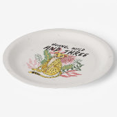 Young Wild Three Pink Cheetah Kids Birthday Party ペーパープレート (アングル)