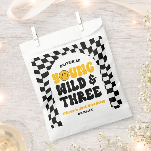 Young Wild & Three Retro Third 3rd Birthday Party フェイバーバッグ (クリップ留めされた状態)