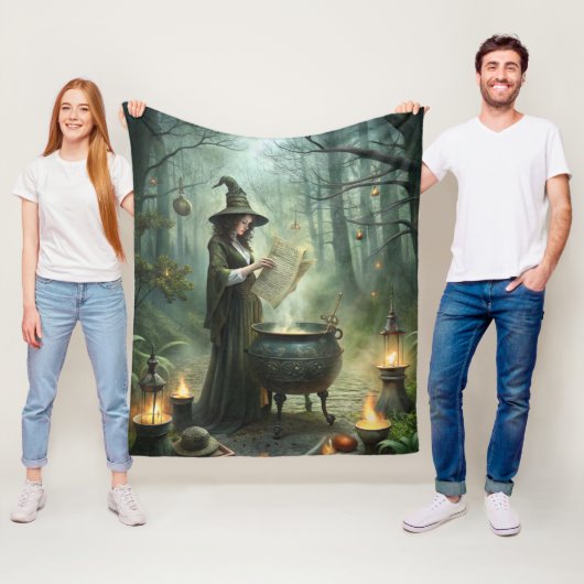 Young Witch in Mystical Forest Ritual フリースブランケット (インサイチュ)