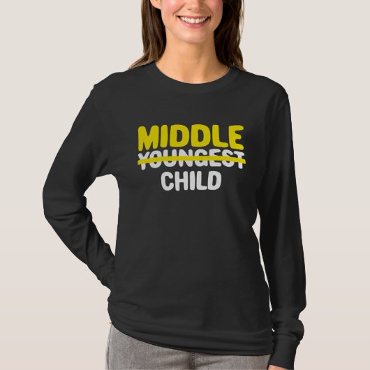 Youngest to Middle Child Pregnancy Announcement Bo Tシャツ (正面)
