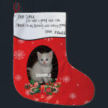 Your Cat's Christmasストッキング- 親愛 Santa ラージクリスマスストッキング<br><div class="desc">お猫用の赤い写真クリスマスストッキングをパーソナライズしよう！こちら自身のクリスマスストッキングです。グラデーションの赤い背景に雪を積み、楕円形のフレームを付けて下にリボンを付けてキャンディーの枝を結んだクリスマスフォトー。子どものような手にメッセージを入れてい書る親愛。私のストッキングに子猫を入れる。愛（そして猫の名前にサインする）</div>