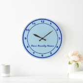 Your Family Name on Light Blue Round Wall Clock ラージ壁時計 (ホーム)